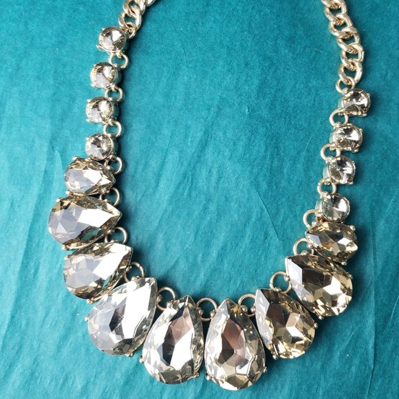 2/20$ Gorgeous champagne color sparkly necklace - Picture 2 of 7